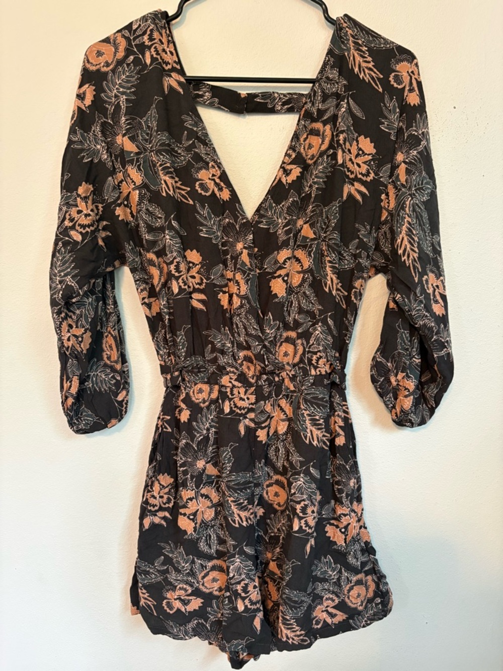 American Eagle Black Floral VNeck Romper Ties in the back Size Small NWOT